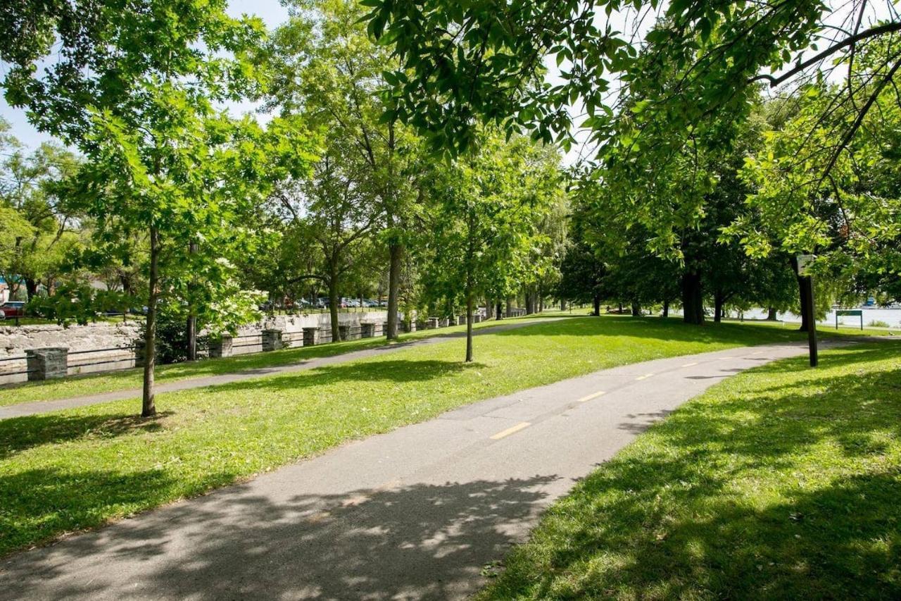 Free Parking In Beautiful Lachine Montreal Luaran gambar